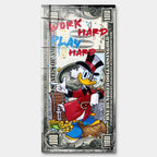 Obraz na szkle akrylowym Work Hard Play Hard Duck z komiksową kaczą postacią, monetami i stylizowanym banknotem, pop-artowy wydruk galeryjny.