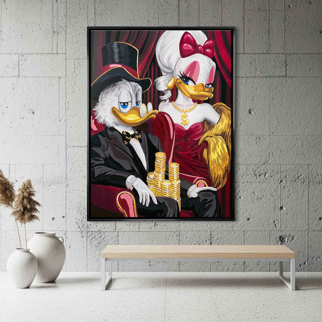 Obraz na płótnie Old Money Duck – elegancka para kaczek, złote monety i czerwone wnętrze w stylu pop art, nowoczesny wydruk galeryjny.