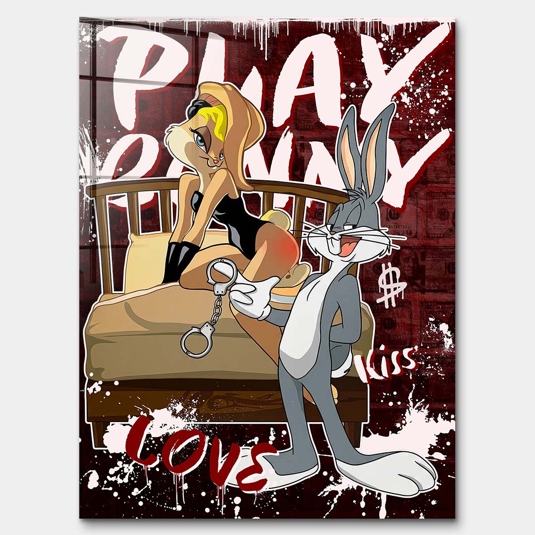 Obraz na szkle akrylowym Playbunny – stylizowana para królików, łóżko, graffiti i czerwone tło, nowoczesny wydruk galeryjny pop art.
