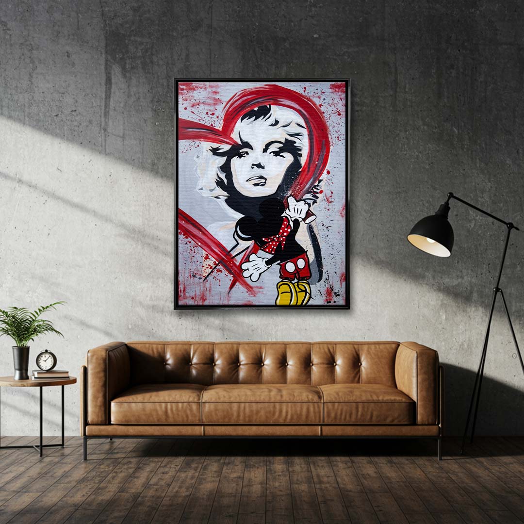 Nowoczesny obraz na płótnie pop-art z czarno-białym portretem kobiety, czerwonym graffiti i rysunkową postacią czarnej myszki z puszką sprayu.