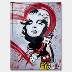 Nowoczesny obraz na szkle akrylowym pop-art z czarno-białym portretem kobiety, czerwonym graffiti i rysunkową postacią czarnej myszki z puszką sprayu.