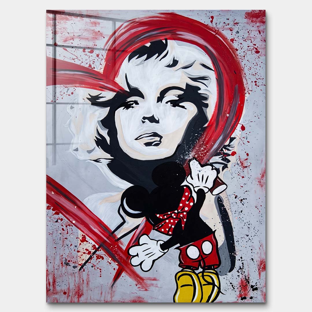 Nowoczesny obraz na szkle akrylowym pop-art z czarno-białym portretem kobiety, czerwonym graffiti i rysunkową postacią czarnej myszki z puszką sprayu.