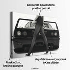 Zestaw 2 czarno-białych obrazów na płótnie przedstawiających sylwetki kultowych supersamochodów i elegancję w wydruku galeryjnym.