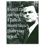 Motywacyjny obraz na płótnie z cytatem „Don't call me lucky. I failed more times than you tried” oraz postacią inspirowaną Jordanem Belfortem z filmu „Wilk z Wall Street” na tle dolarowych banknotów