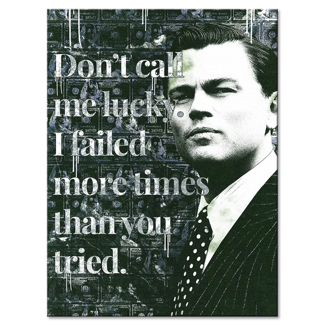 Motywacyjny obraz na płótnie z cytatem „Don't call me lucky. I failed more times than you tried” oraz postacią inspirowaną Jordanem Belfortem z filmu „Wilk z Wall Street” na tle dolarowych banknotów