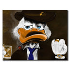 Obraz na płótnie "Boss Duck" z postacią Sknerusa McKwacza w mafijnej stylizacji, z cygarem i whisky, utrzymany w ciemnej kolorystyce