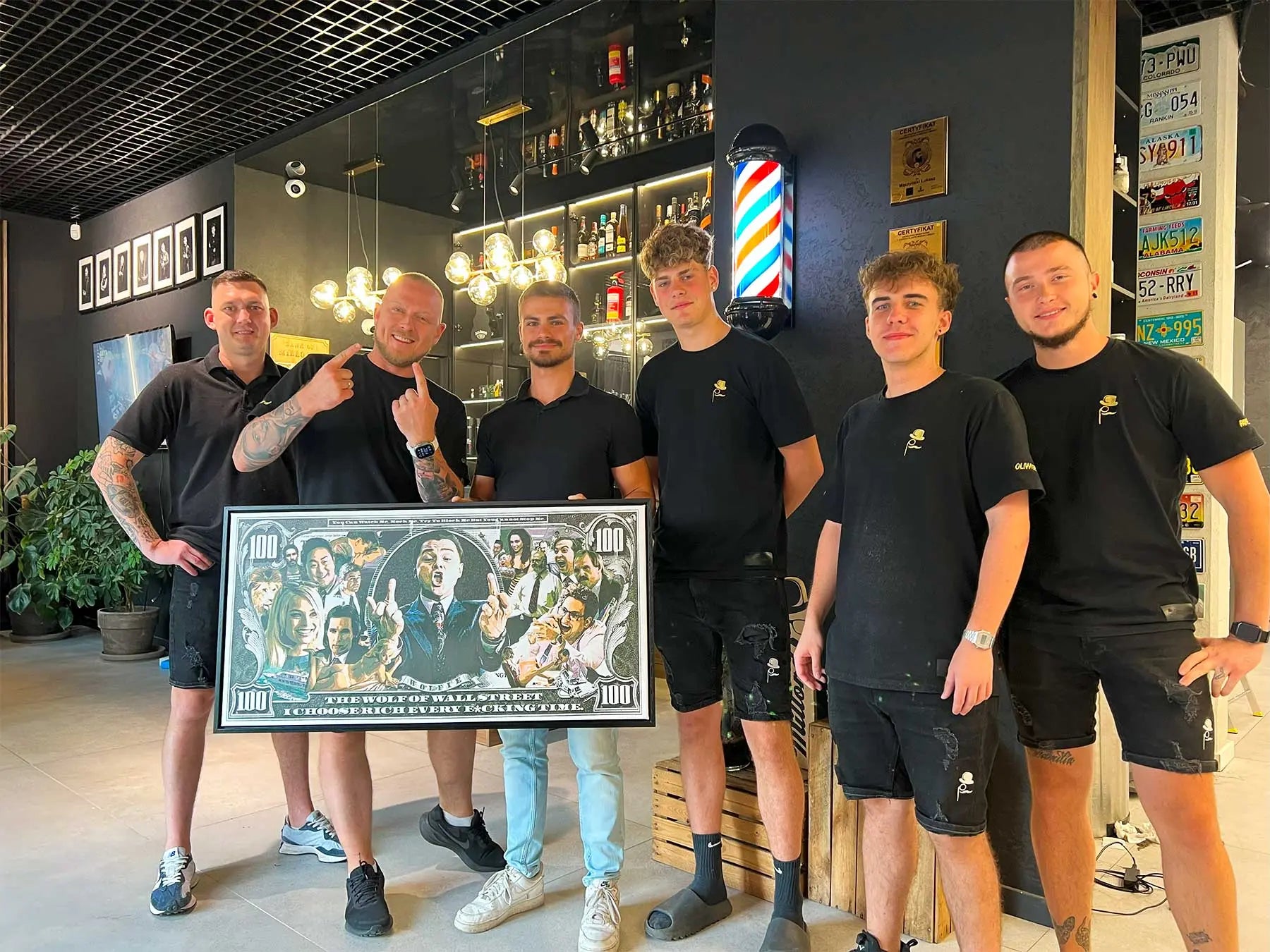 obrazy huephant w salonie barbershop millord by łukasz mączyński w łodzi