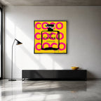 Obraz na płótnie Coco Perfume. Nowoczesna sztuka i wydruk galeryjny pop-art z kultową butelką perfum, czarnymi zaciekami i różowymi napisami na żółtym tle.