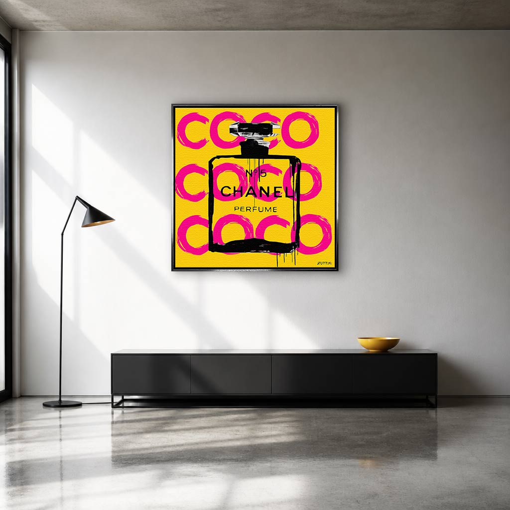 Obraz na płótnie Coco Perfume. Nowoczesna sztuka i wydruk galeryjny pop-art z kultową butelką perfum, czarnymi zaciekami i różowymi napisami na żółtym tle.