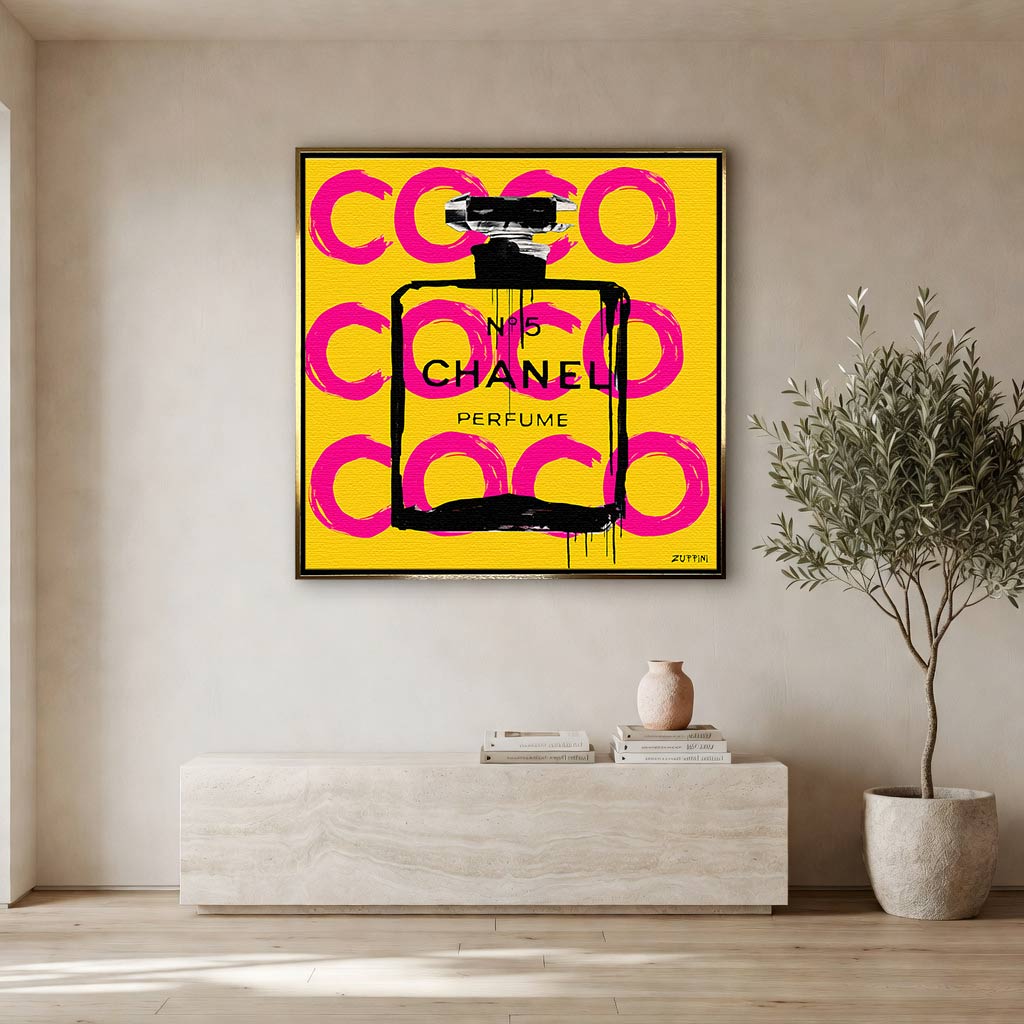 Obraz na płótnie Coco Perfume. Nowoczesna sztuka i wydruk galeryjny pop-art z kultową butelką perfum, czarnymi zaciekami i różowymi napisami na żółtym tle.