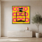 Obraz na płótnie Coco Perfume. Nowoczesna sztuka i wydruk galeryjny pop-art z kultową butelką perfum, czarnymi zaciekami i różowymi napisami na żółtym tle.