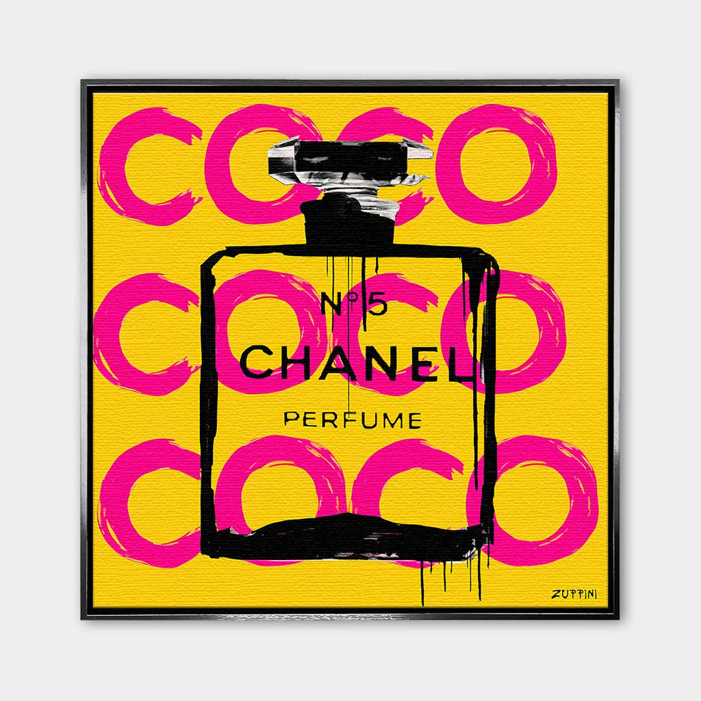 Obraz na płótnie Coco Perfume. Nowoczesna sztuka i wydruk galeryjny pop-art z kultową butelką perfum, czarnymi zaciekami i różowymi napisami na żółtym tle.