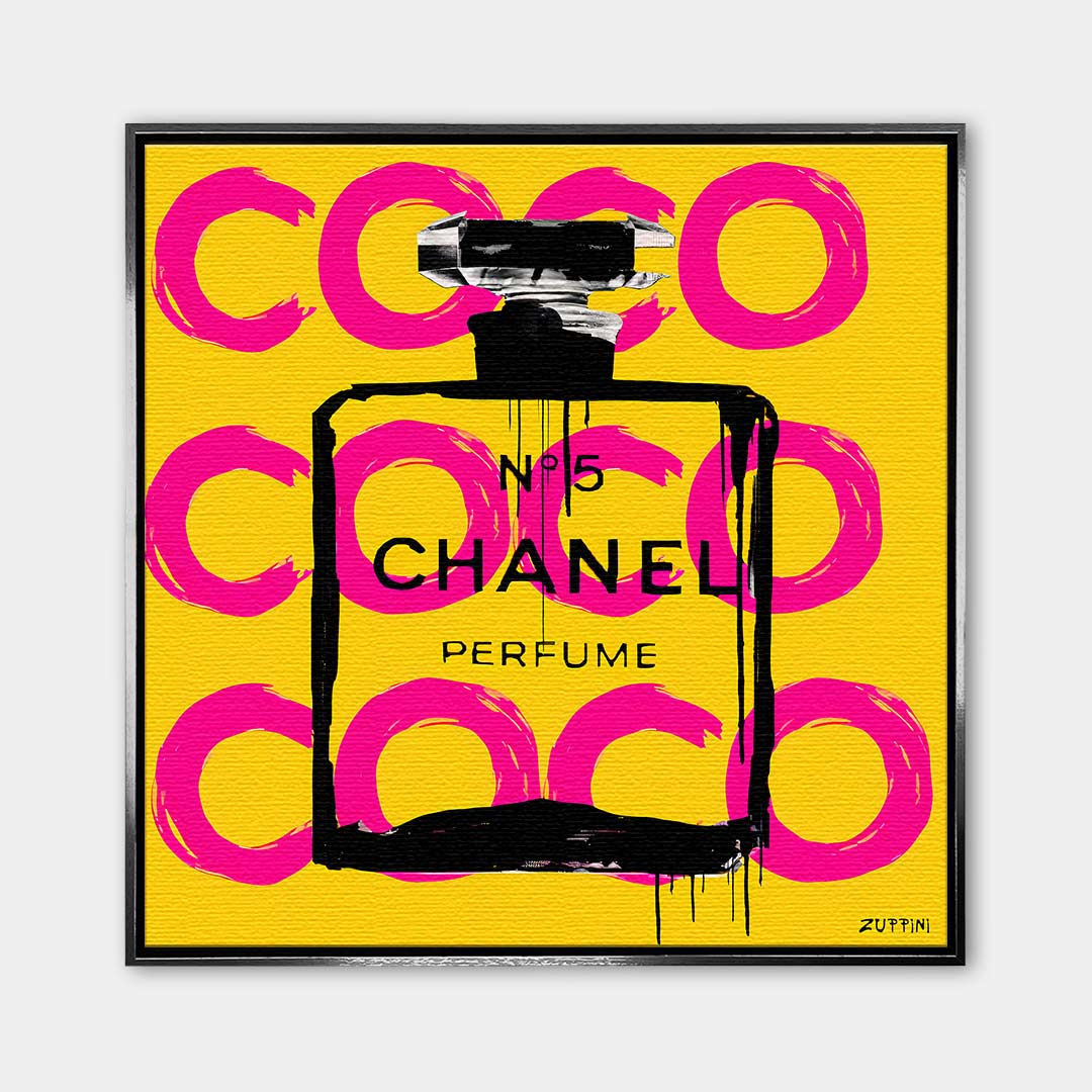 Obraz na płótnie Coco Perfume. Nowoczesna sztuka i wydruk galeryjny pop-art z kultową butelką perfum, czarnymi zaciekami i różowymi napisami na żółtym tle.