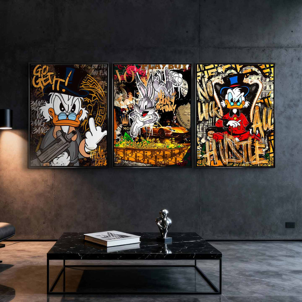 Zestaw trzech nowoczesnych obrazów na płótnie w stylu pop art, przedstawiających Sknerusa McKwacza i Królika Bugsa w otoczeniu symboli bogactwa, pieniędzy i luksusu.