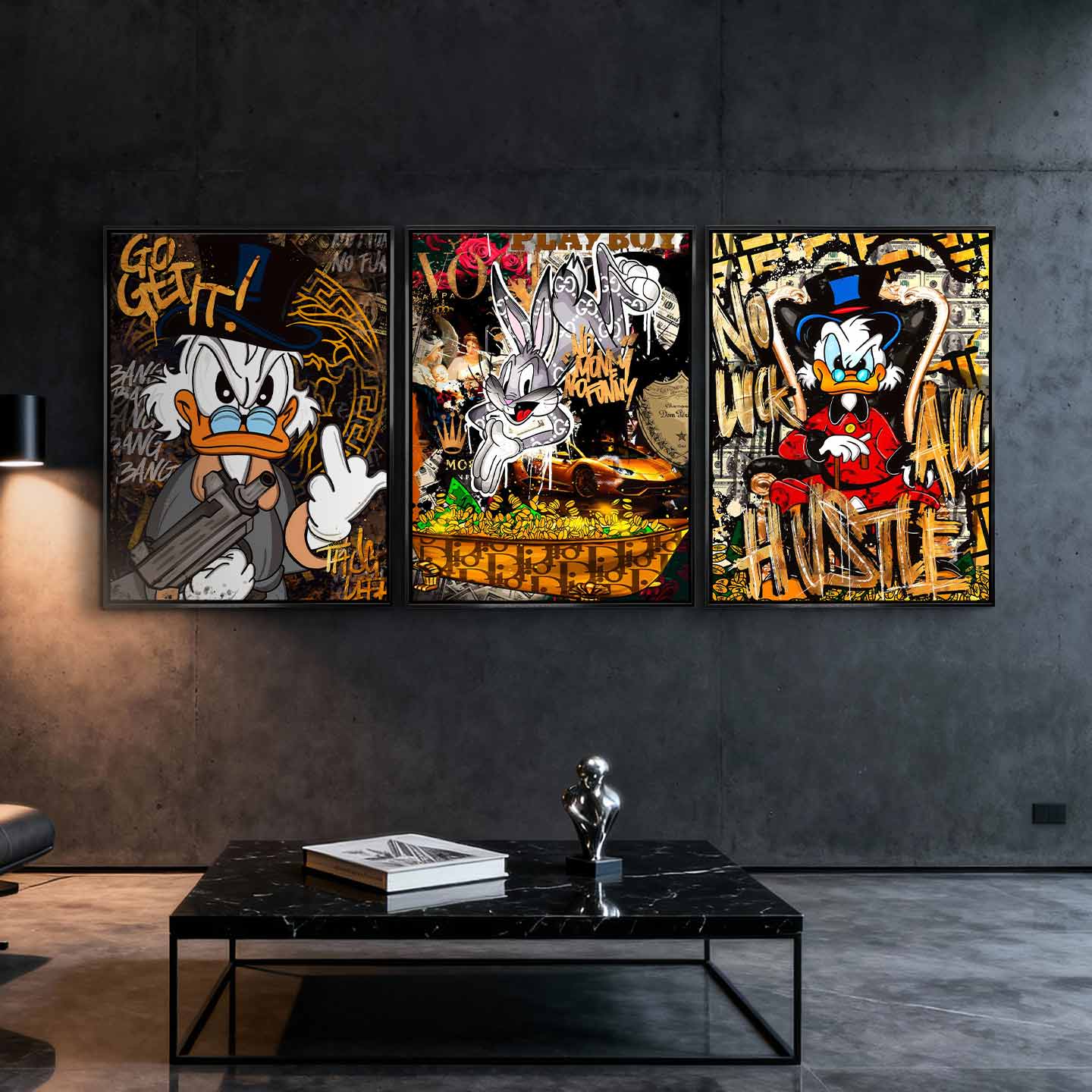 Zestaw trzech nowoczesnych obrazów na płótnie w stylu pop art, przedstawiających Sknerusa McKwacza i Królika Bugsa w otoczeniu symboli bogactwa, pieniędzy i luksusu.