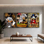 Zestaw trzech nowoczesnych obrazów na płótnie w stylu pop art, przedstawiających Sknerusa McKwacza i Królika Bugsa w otoczeniu symboli bogactwa, pieniędzy i luksusu.