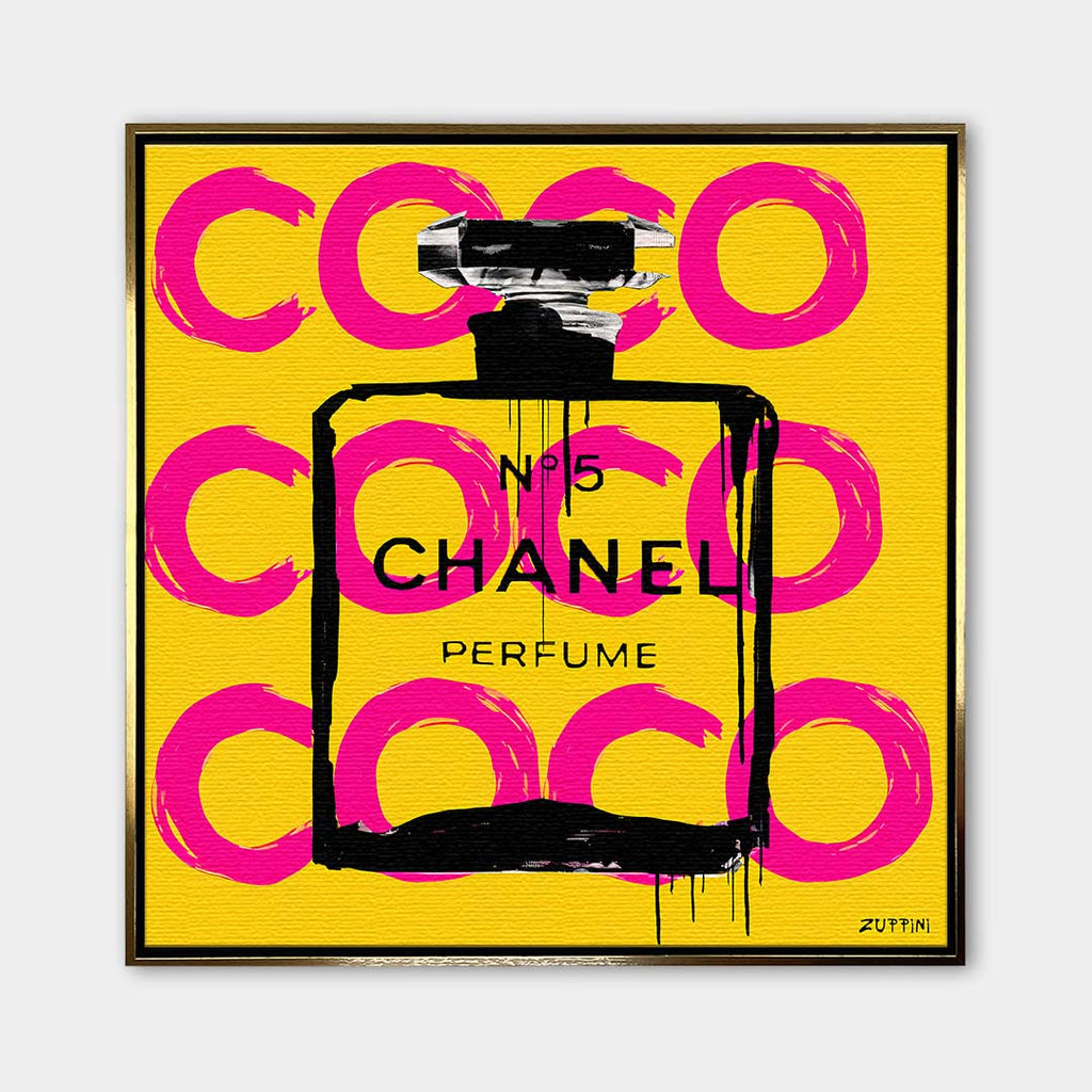 Obraz na płótnie Coco Perfume. Nowoczesna sztuka i wydruk galeryjny pop-art z kultową butelką perfum, czarnymi zaciekami i różowymi napisami na żółtym tle.