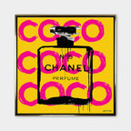 Obraz na płótnie Coco Perfume. Nowoczesna sztuka i wydruk galeryjny pop-art z kultową butelką perfum, czarnymi zaciekami i różowymi napisami na żółtym tle.