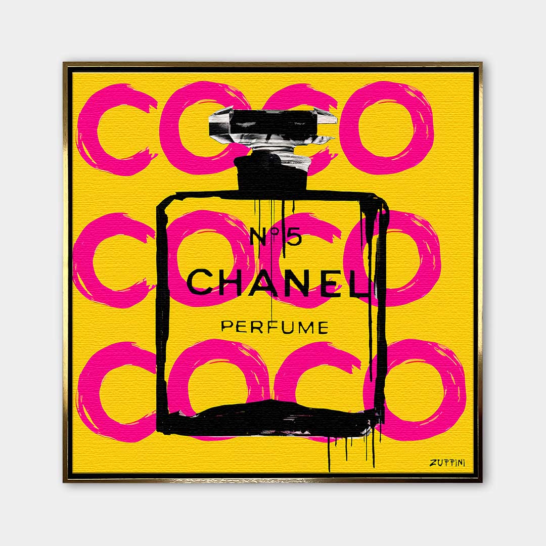 Obraz na płótnie Coco Perfume. Nowoczesna sztuka i wydruk galeryjny pop-art z kultową butelką perfum, czarnymi zaciekami i różowymi napisami na żółtym tle.