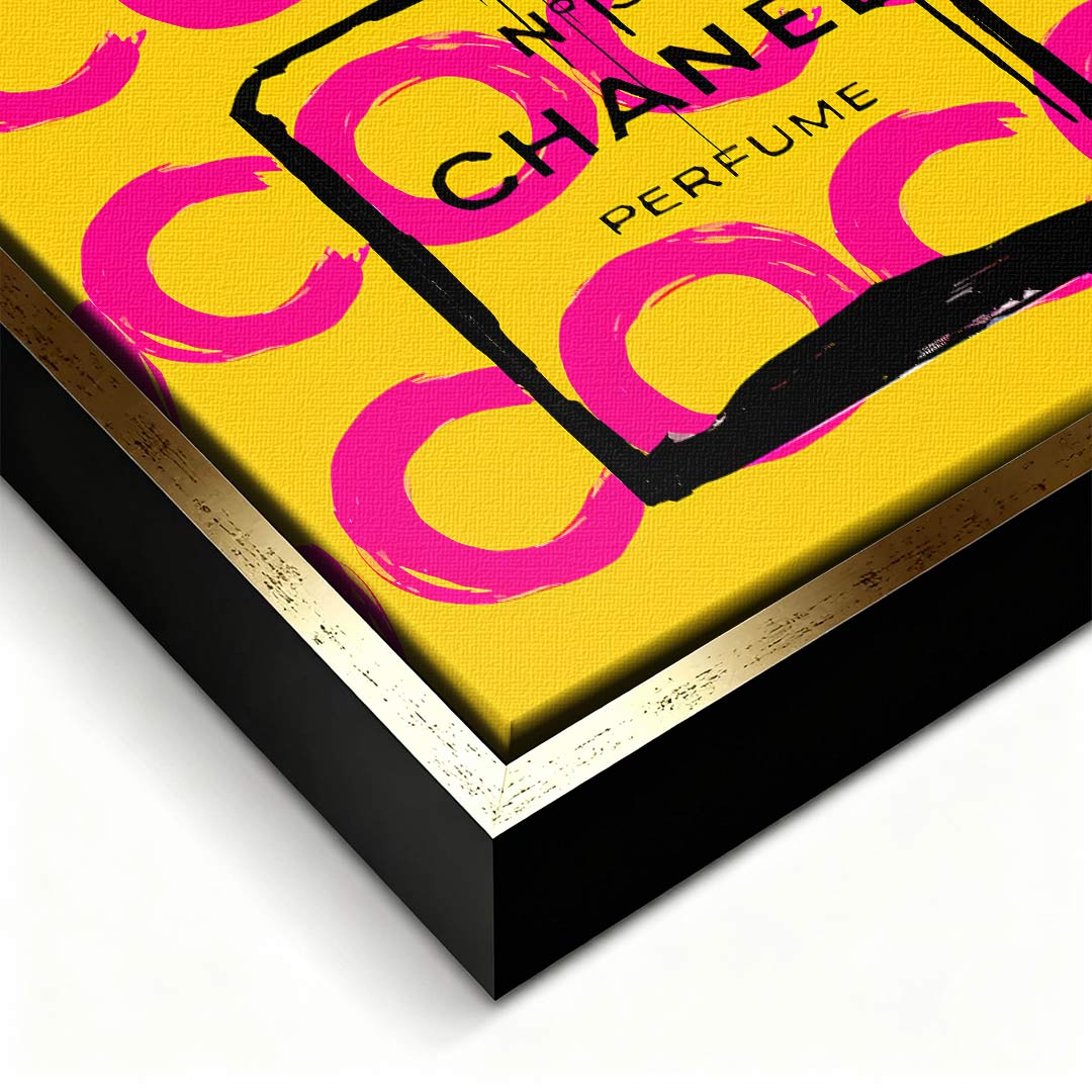 Obraz na płótnie Coco Perfume. Nowoczesna sztuka i wydruk galeryjny pop-art z kultową butelką perfum, czarnymi zaciekami i różowymi napisami na żółtym tle.