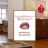 plakat red flag usta lips drewniana rama dekoracja do salonu dla kobiet idealny obraz na ścianę kobiecy trendy poster