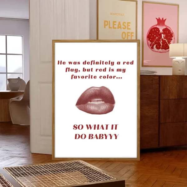 plakat red flag usta lips drewniana rama dekoracja do salonu dla kobiet idealny obraz na ścianę kobiecy trendy poster